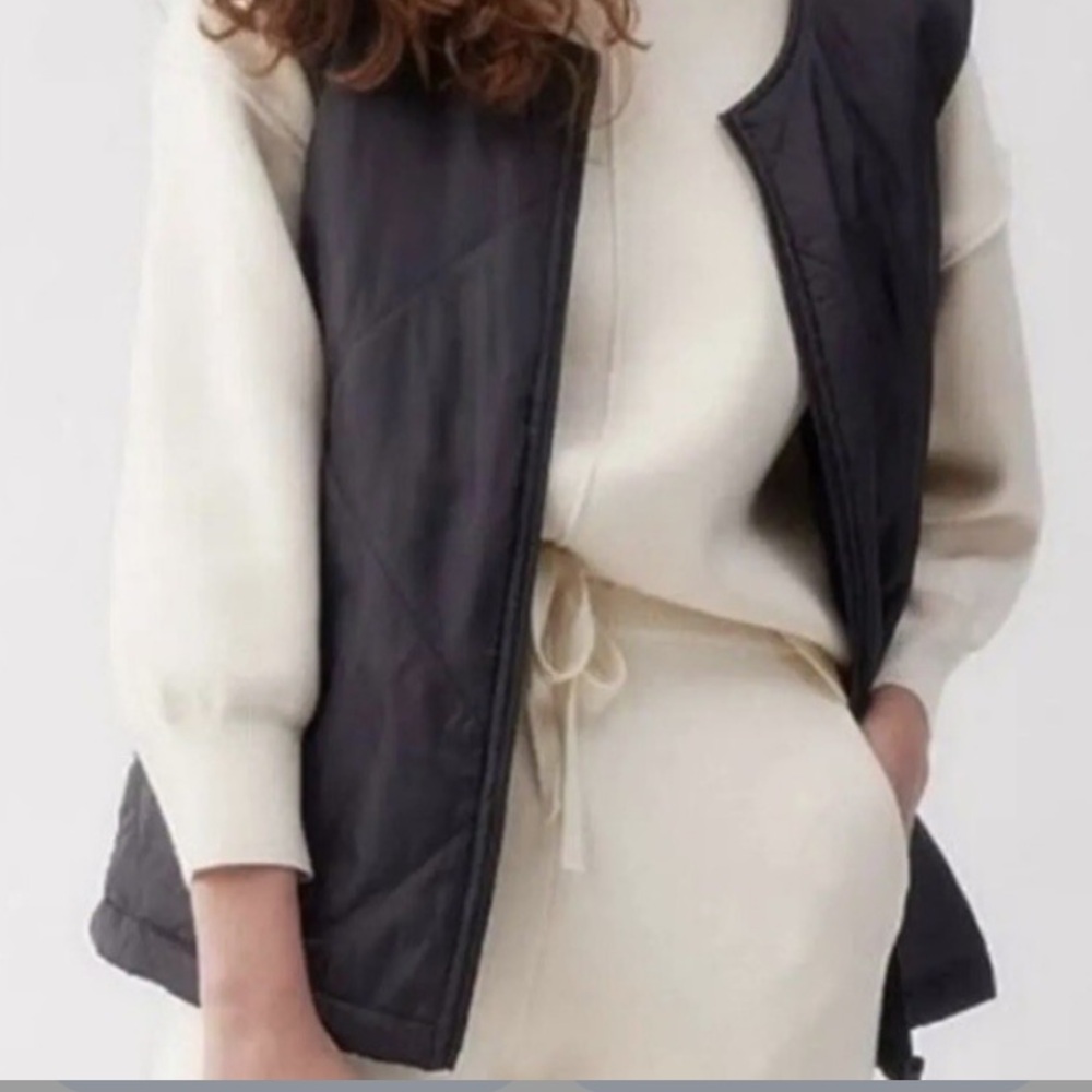 H&M Black Quilted Vest Sleeveless Matte Finish